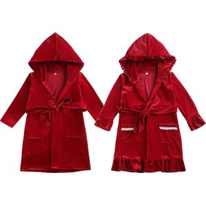 Bijpassende outfits voor gezinnen Kerst babybadjassen rood fluwelen badjassen met capuchon kinderen kerstman nachtjapon jongens meisjes broers en zussen pyjama's 231124