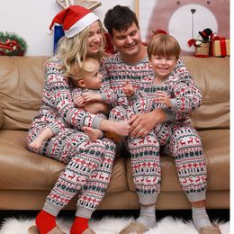 Bijpassende familie-outfits Kerst Familie bijpassende pyjama Set Mama Papa Kinderen Elandenprint 2-delig pak Baby romper Zacht nachtkleding Familielook Kerstcadeau 231121