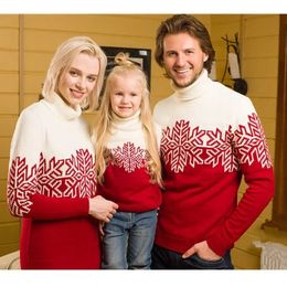 Bijpassende outfits voor gezinnen Kerst Bijpassende familietruien Sneeuwvlok Bedrukking Moeders Gebreide jurk Vader en kind Trui Dikke col Gelakt 231116
