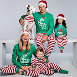 Tenues assorties pour la famille Ensemble de pyjamas assortis pour la famille de Noël Année de Noël Vêtements parents-enfants Père Mère Enfants Vêtements de bébé Costume Pyjama Tenue 231123