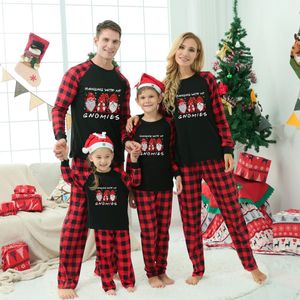 Tenues assorties pour la famille Pyjamas assortis pour la famille de Noël pour enfants Maman Père Vêtements de nuit Costume 2024 Année Vacances Tenues de Noël 231130