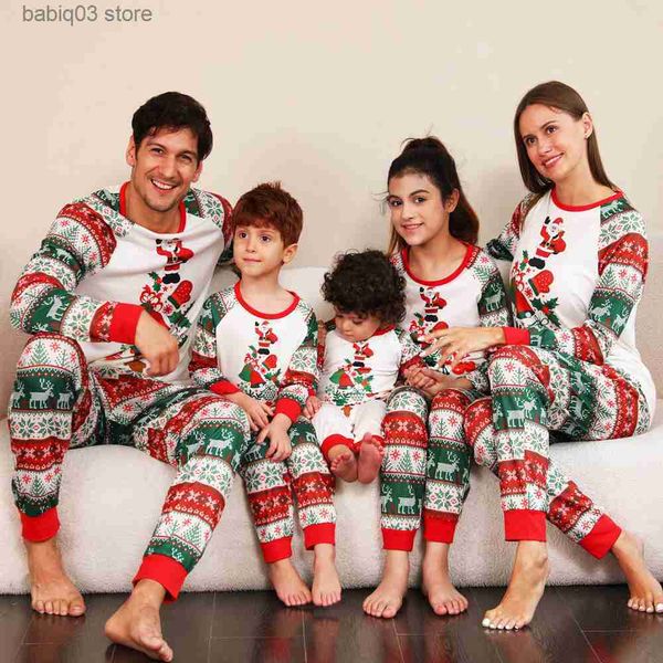 Tenues assorties pour la famille, cadeau de Noël pour la famille 2023, nouvel hiver, imprimé de dessin animé, maman, fille, papa, fils, pyjama assorti, barboteuse pour bébé, look familial de Noël T230921