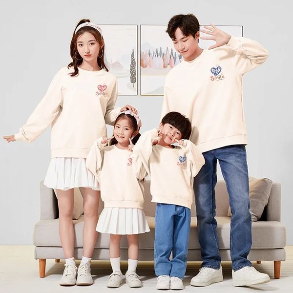 Tenues assorties pour la famille Noël coréen hiver tenues familiales assorties chemises à imprimé coeur mère fille hauts maman papa fils sweats couple pulls 231117