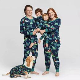 Trajes a juego de la familia Conjunto de pijamas de Navidad Adultos Niños Bebé Perro Mameluco Estampado de dinosaurio Suave Ropa de dormir linda Mirada de Navidad 231109