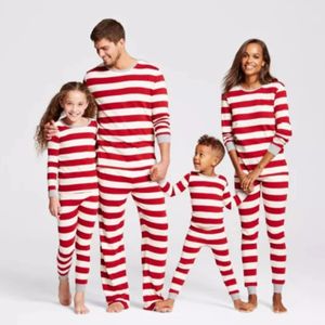 Bijpassende familie-outfits Kerstpyjama's Set Nachtkleding Nachtkleding Lange mouwen Rood Gestreept Jaarkledingsets Moeder Vader Kind 2 stuks 231120