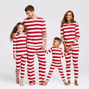 Bijpassende familie-outfits Kerstpyjama Set Nachtkleding Nachtkleding Lange mouw Rood Gestreept Jaarkledingsets Moeder Vader Kind 2 stuks 231122