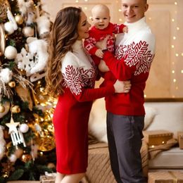 Bijpassende outfits voor gezinnen Kerstmis Ouders Kind Trui Dames Trui Jurk Geborduurd Lange mouw Herfst Winter Truien Truien Dames 231114