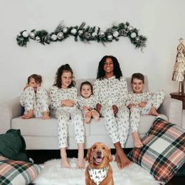 Bijpassende familie-outfits, kerstboom, bedrukte pyjama, kledingset, kersthond, volwassen vader, moeder, kinderen, look, vader, moeder, dochter, zoon, pyjama 231128