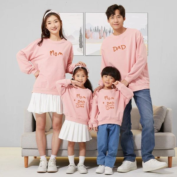 Tenues assorties pour la famille Noël hiver Tenues familiales assorties Lettre Imprimer Chemises Mère Fille Hauts Père Maman Fils Sweatshirts Enfants Bébé Pulls 231117