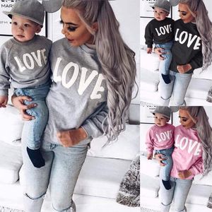 Famille correspondant tenues vêtements maman et moi pull lettre imprimer mère fille fils sweats à capuche bébé fille garçons sweats hauts 230518