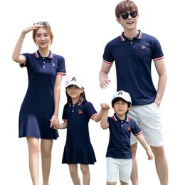 Familie Bijpassende Outfits kleding polo t-shirt bijpassende moeder dochter jurken vader zoon familie look kersen donkerblauw meisjes dres 230619