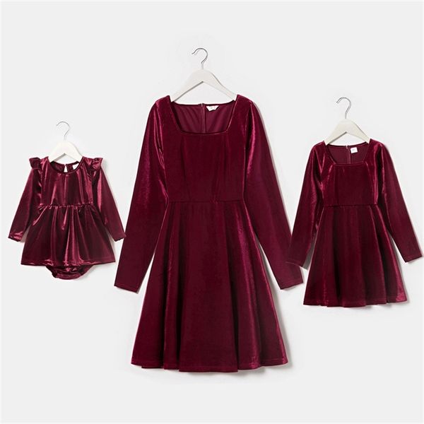 Famille correspondant tenues vêtements printemps vin rouge velours robe sirène fête costume femmes bébé fille mère fille 220915