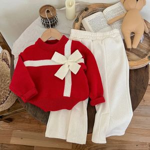 Tenues assorties à la famille Ensembles de pulls pour filles mignonnes Pull rouge doux et chaud Arc cadeau Hauts tricotés Taille élastique Pantalon solide 2 pièces Costume de vêtements de Noël pour enfants 231124