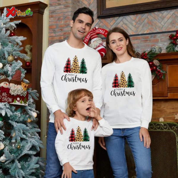 Famille correspondant tenues famille Noël Hoodies Sweat tenues chandails arbre de Noël correspondant vêtements de fête adulte papa maman enfants vêtements bébé 230316