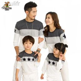 Familie Matching Outfits Familie Kleding Borduurwerk Star Katoen T -shirt Familie Look Look Fashion Moeder Vader Baby Boy Girl Cleren Family Matching Outfits D240507