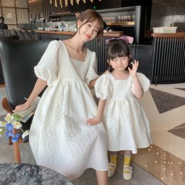 Trajes a juego de la familia Ropa familiar Verano Madre Niños Princesa Vestido Mamá e hija Ropa a juego Niña Cumpleaños Vestido Bebé Niña Ropa 230421