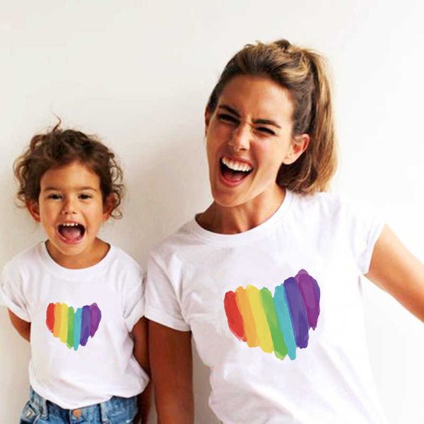 Tenues assorties pour la famille Look familial coeur maman et moi T-shirt femmes enfants belle famille vêtements assortis tenues mère et fille T-shirt hauts