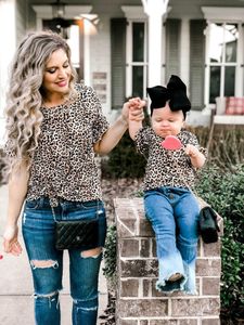 Familie Matching Outfits Familie Matching kleding Outfits Look Mother Dochter Girls Leopard T -shirt kleding Mama en ik Baby Casual Summer Tees Tops 230518