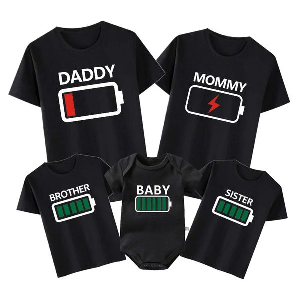 Tenues assorties pour la famille Tenue de vêtements assortis pour la famille Vêtements de batterie drôles Papa Maman Frère Soeur T-shirt Look familial Papa Maman Moi Bébé Garçon Fille Tee 231019