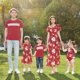 Famille correspondant tenues famille correspondant vêtements pour maman fille papa fils parent-enfant porter fille robes de femme t-shirt pour homme et garçon 1104 220914
