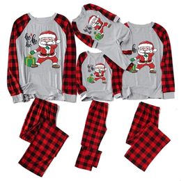 Bijpassende familie-outfits Bijpassende familie-outfits Kerst Homewear Pijamas Navidad Para Familias Mama Papa Bijpassende kleding voor kinderen Pyjama's Kerstmis voor gezinnen 231129
