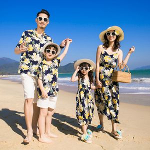 Trajes a juego de la familia Trajes a juego de la familia Vestido floral de madre e hija Camisetas y pantalones cortos de padre e hijo Traje de vacaciones en la playa Ropa de pareja 230316