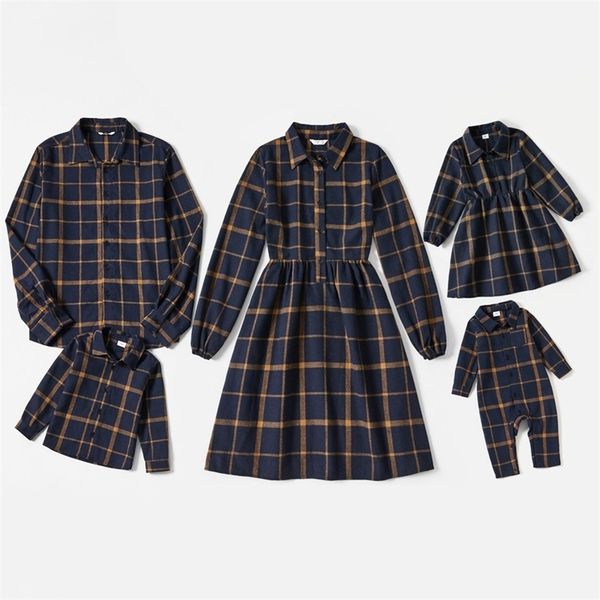 Tenues assorties pour la famille Tenues assorties pour la famille Revers à carreaux Manches longues Robes mère et fille Chemises père et fils Barboteuse pour bébé Ensembles de chemisiers familiaux 220913