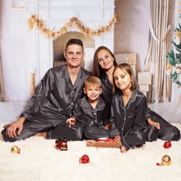 Bijpassende familie-outfits Familiepyjama Set Zijde Satijn Volwassen Heren Dames Kindernachtkleding Bijpassende familienachtkleding Slaap tweedelige set Loungewear 231019