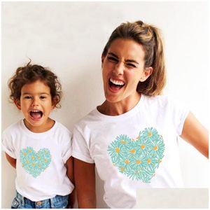 Familie matching outfits modekleding look Mother Daughter Flower Hart Print T -shirt kleding Mama en ik drop levering Baby Kids Dhdw6