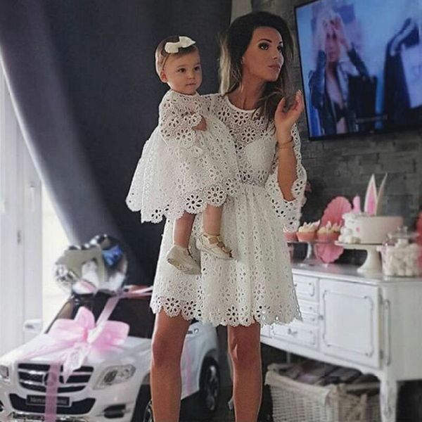 Trajes a juego de la familia Ropa de moda Madre Hija Vestidos Blanco Hollow Floral Lace Mini Mom Baby Girl Party 230424