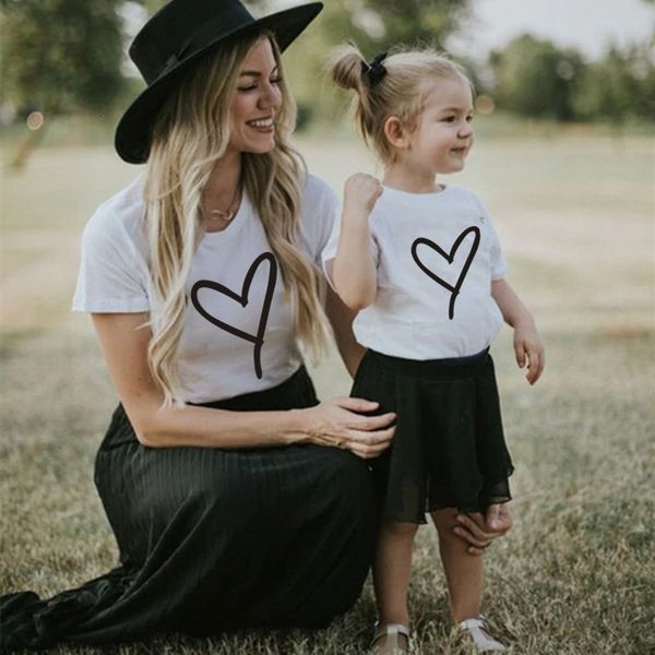 Trajes a juego para la familia, camiseta con estampado de corazón para mamá y yo, ropa para mamá, papá, hijo e hija, camiseta para mujer 230512