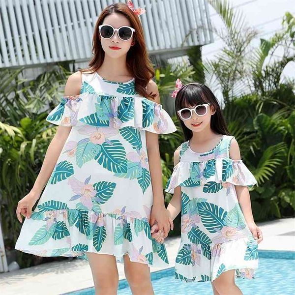 Trajes a juego de la familia Moda fuera del hombro Borla Madre Hija Vestidos Estampado de hojas verdes Mamá Mamá y Sundress 210724