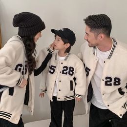 Trajes a juego para la familia Moda Abrigo de invierno grueso Padre Madre Niños Cálido Polar Polar Jeakct Corea Mamá Papá e Hija Hijo Ropa 231030