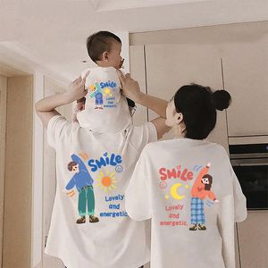 Familie Bijpassende Outfits Vader Moeder Dochter Zoon Kinderkleding Baby Outfits Mode Cartoon T-shirt Zomer Moeder Papa en Ik Familie Look Bijpassende Outfits 230704