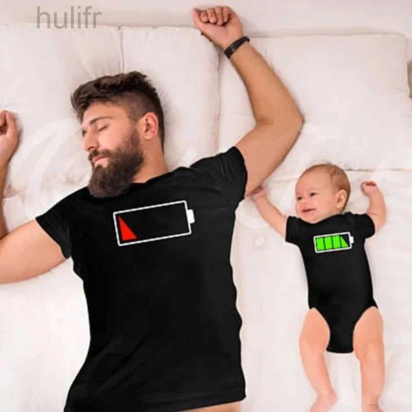 Famille Matching Tenues Funding Battery Imprimement Famille T-shirt Daddy fils Famille Famille T-shirts Parent-Child Vêtements de famille Kids Kids Casual Tops Tee D240507