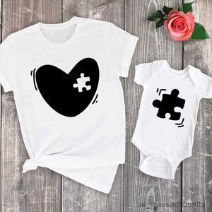 Family Matching Tenues Funding Family Matching T-shirt Mommy and Me Tiptifit Heart Puzzle Pizzle Mother and Dille Son Tops Mama et Mini Baby R230811
