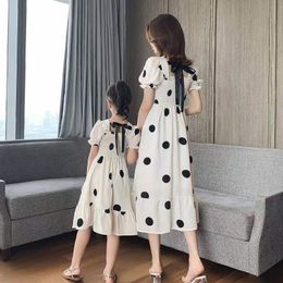 Tenues assorties pour la famille Gaun Polka Dot Ibu dan Anak Princess Orangtua anak Lengan Puff Segar Kecil Baju Anak anak Fashion Baru Musim Panas 230516