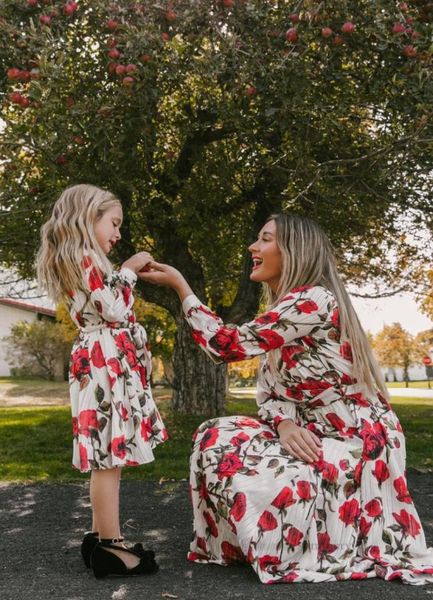 Famille correspondant tenues filles fleurs imprimé robe à manches longues mère rose gros ourlet robes maman et moi match vêtements A74113271849