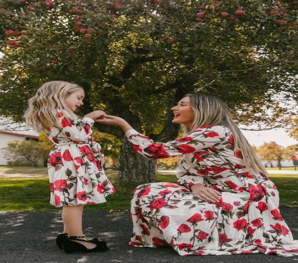 Famille correspondant tenues filles fleurs imprimé robe à manches longues mère rose gros ourlet robes maman et moi match vêtements A74118143384