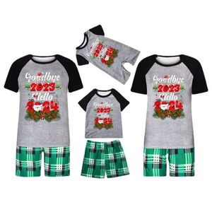 Bijpassende outfits voor familie Goodbye Hello 2024 Print Kersthuis Set voor ouder en kind met korte mouwen Geruite shorts Vrolijk kerstfeest Pyjama Huiskleding 231113