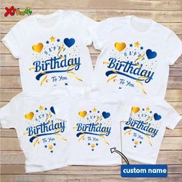 Tenues assorties pour la famille T-shirt joyeux anniversaire Tenues familiales assorties Chemises en or bleu Femmes Fête Nom personnalisé Chemise Enfants Vêtements pour bébés Look familial 231115