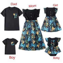 Famille correspondant tenues Hiheart maman et fille robes Fluttersleeve papa fils t-shirts à manches courtes imprimé floral Look 230512