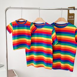 Bijpassende outfits voor gezinnen HoneyCherry Ouder-kind zomerkleding Familiemode Donkere regenboog Familiekleding Temperament T-shirt met korte mouwen 230704