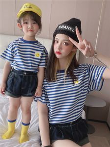 Familie matching outfits Kaus Senyum Bergaris Anak Anak Pakaian Orang Tua Anak Atasan Musim Panas Anak Laki Laki Dan Perempuan Korea Keluarga Menengah 230516