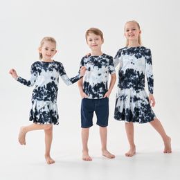 Familie bijpassende outfits kinderen jongens meisjes lente zomer tie dye katoen casual kleding kindermode set top en romper bijpassende 230826