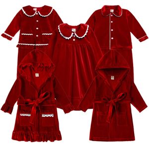 Famille correspondant tenues enfants robes de Noël pyjamas rouge robe de velours doré famille match garçon fille costume de Noël enfant en bas âge Witer vêtements de nuit pyjamas 230927