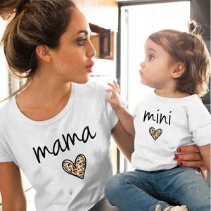 Atuendos familiares a juego Leopardo Madre de moda Fashion Baby Girl Clothing Madres e hija Camiseta para niños Madre Tops D240507