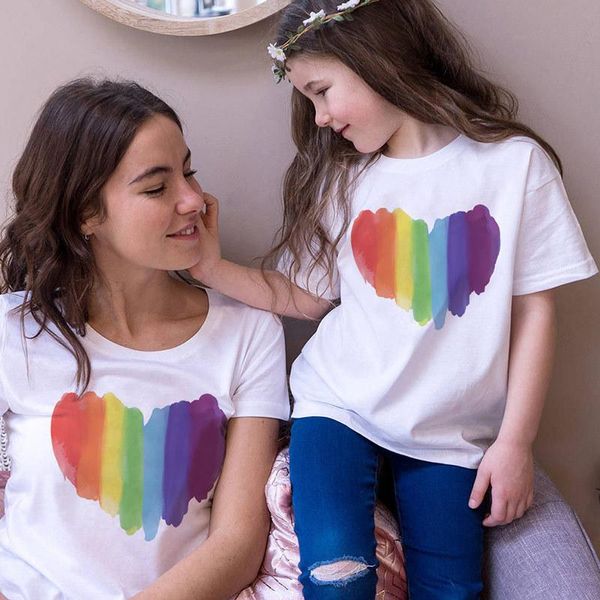 Des tenues assorties familiales aiment maman et moi vêtements t-shirt coloré coeur breif top pour petite fille maman look d'été