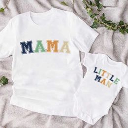 Familie Matching Outfits Mama Little Man Printed Family Matching Cleren Mother Son Short Sheeves Outfit Shirt Fashion Mom Boy T-Shirt Top Baby Bodsuit T240513