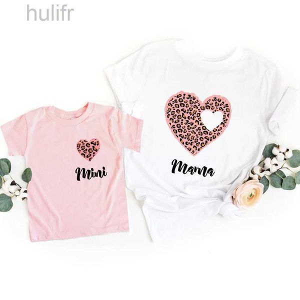 Famille Matching Tenues Matching Family Leopard Heart Shirts Mommy and Me T-shirt Femmes Girls Tops Tee Summer Famille Look Vêtements Mom DILLES CHIRTS D240507